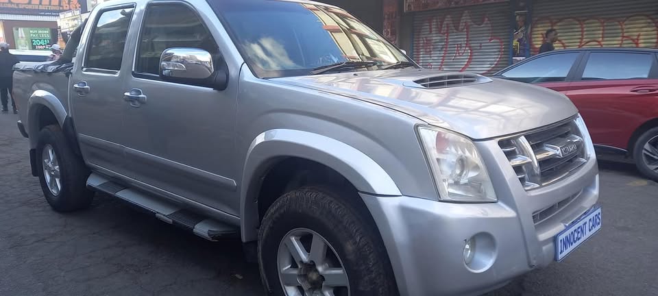 USED 2010 ISUZU KB300 DIESEL, 4X4 DOUBLE CAB, SILVER COLOUR, MILEAGE 150000KM,