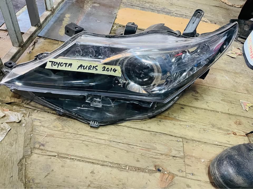 Toyota Auris headlight - Private Seller Toyota Auris headlight - Private Seller