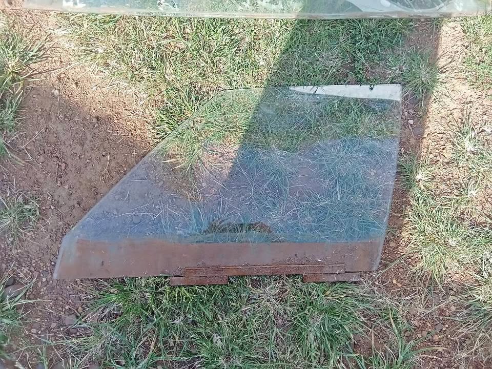 Chevrolet 2.5 left and right door glass - Private Seller Chevrolet 2.5 left and right door glass - Private Seller