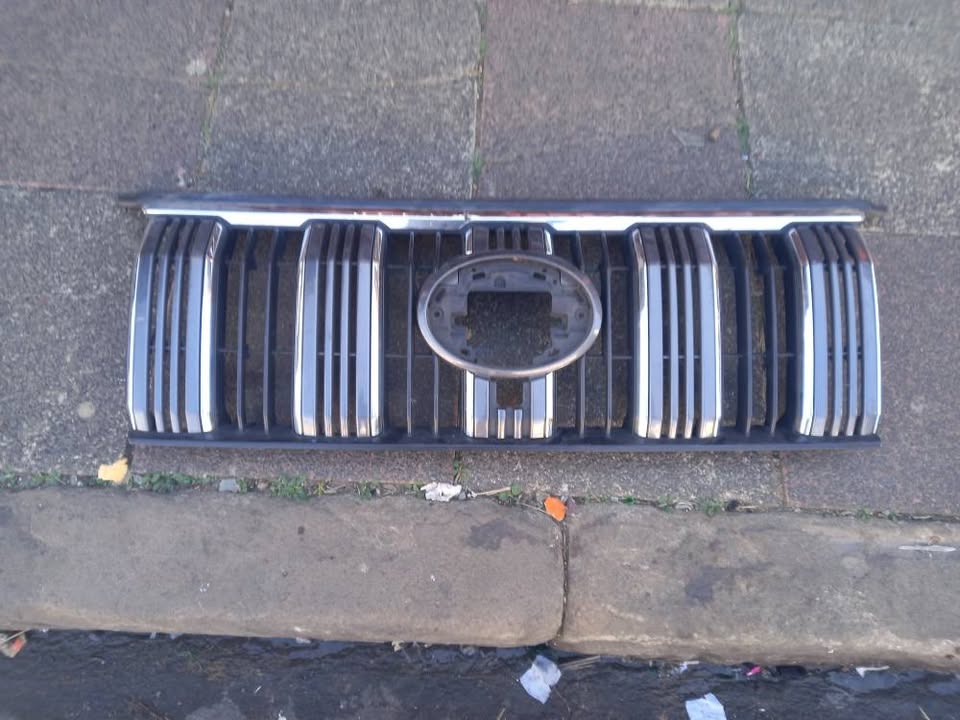 2009 - 2013 TOYOTA LAND CRUISER PRADO FRONT GRILLE - Private Seller 2009 - 2013 TOYOTA LAND CRUISER PRADO FRONT GRILLE - Private Seller