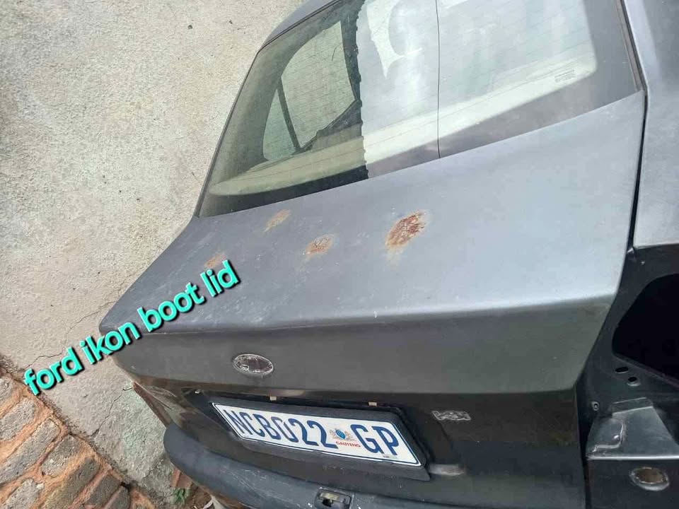 Ford Ikon 1.6 boot lid
