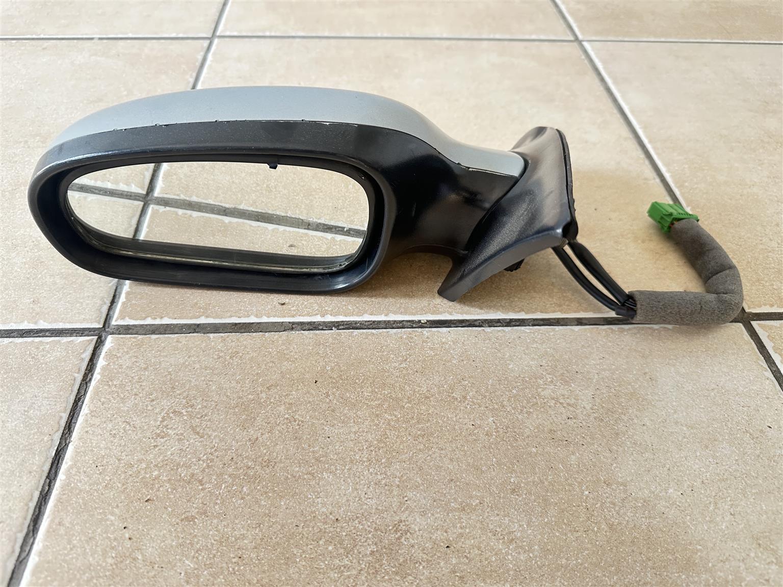 2006 Volvo S60 Side View Mirror - Private Seller 2006 Volvo S60 Side View Mirror - Private Seller
