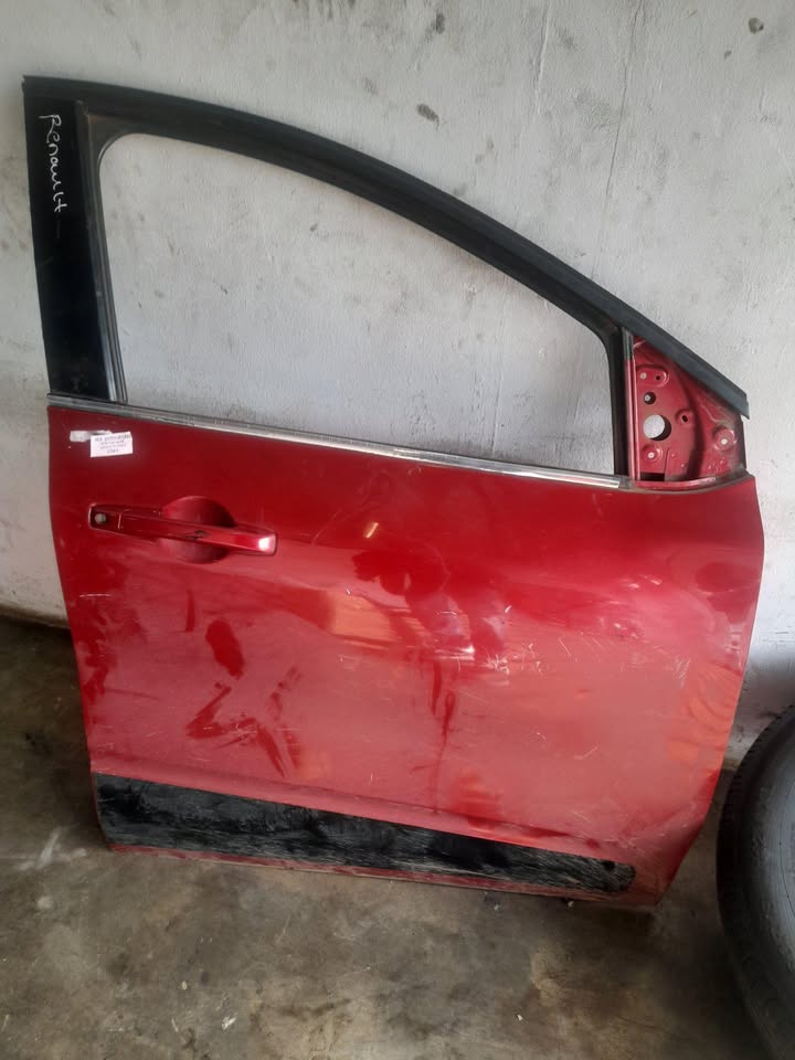 RENAULT TRIBER RIGHT FRONT DOOR AVAILABLE - Private Seller