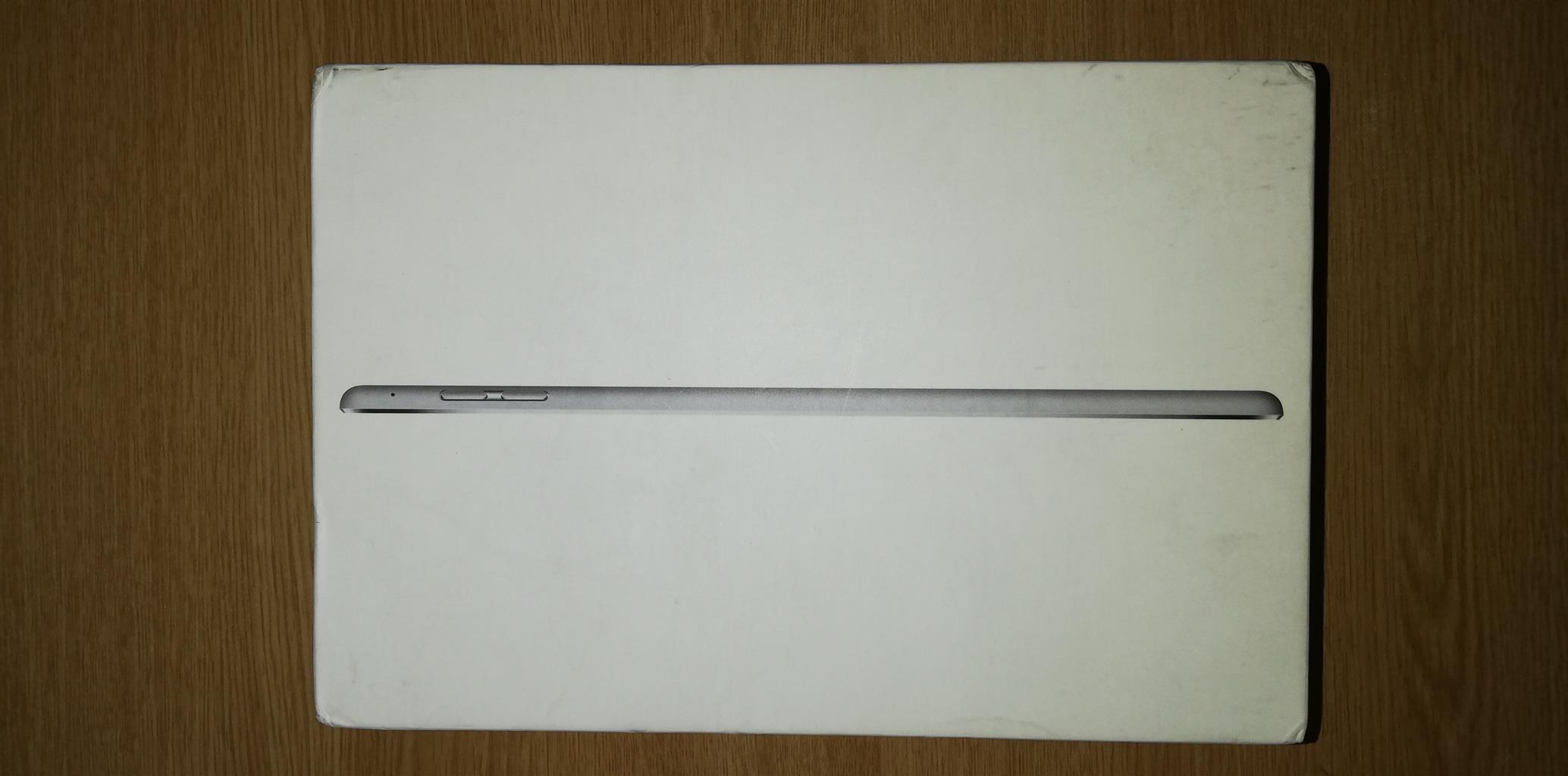 Apple iPad mini 4 with Cover - Pristine Condition
