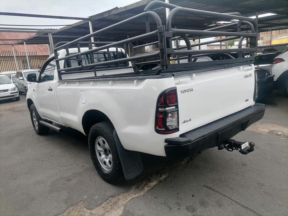 2013 Toyota Hilux 2.5D D4D 4x4 Single Cab High Rider with a leather seat
