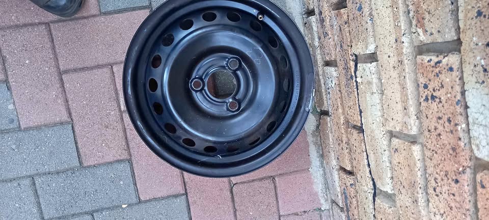 Renault kwid steel rim 14 inch 3 hole - Private Seller