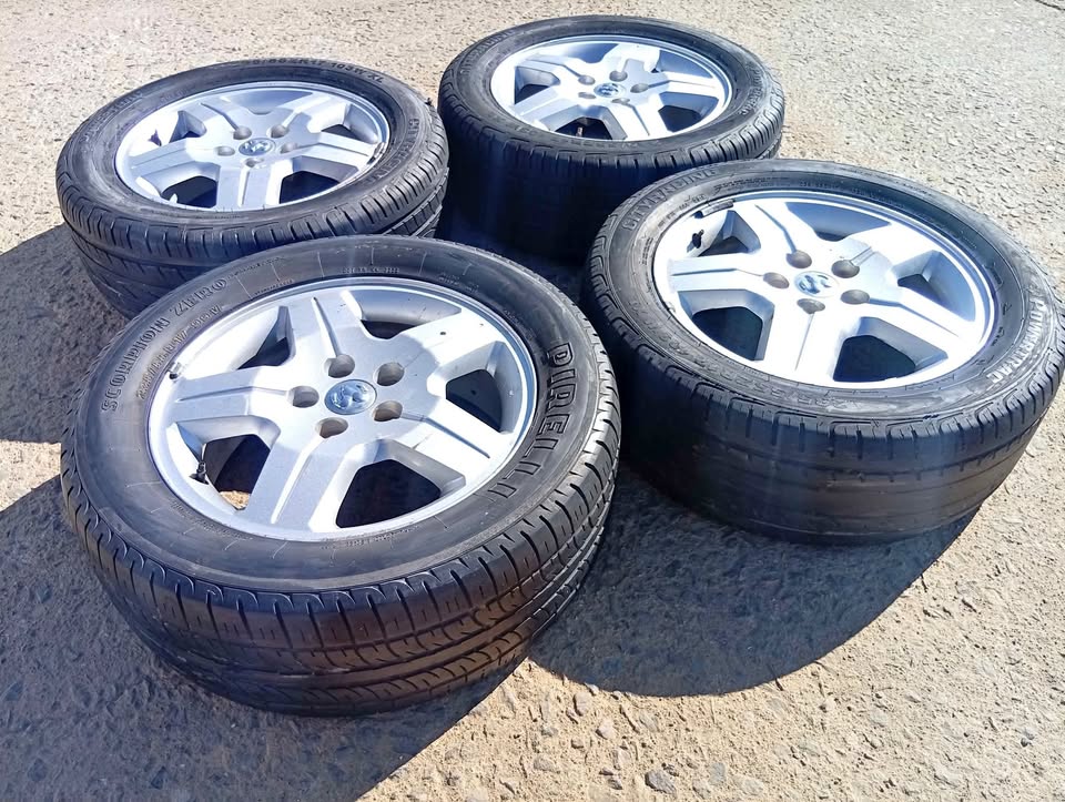 Dodge caliber 4 set of 17 inch rims and tyres Dodge caliber 4 set of 17 inch rims and tyres