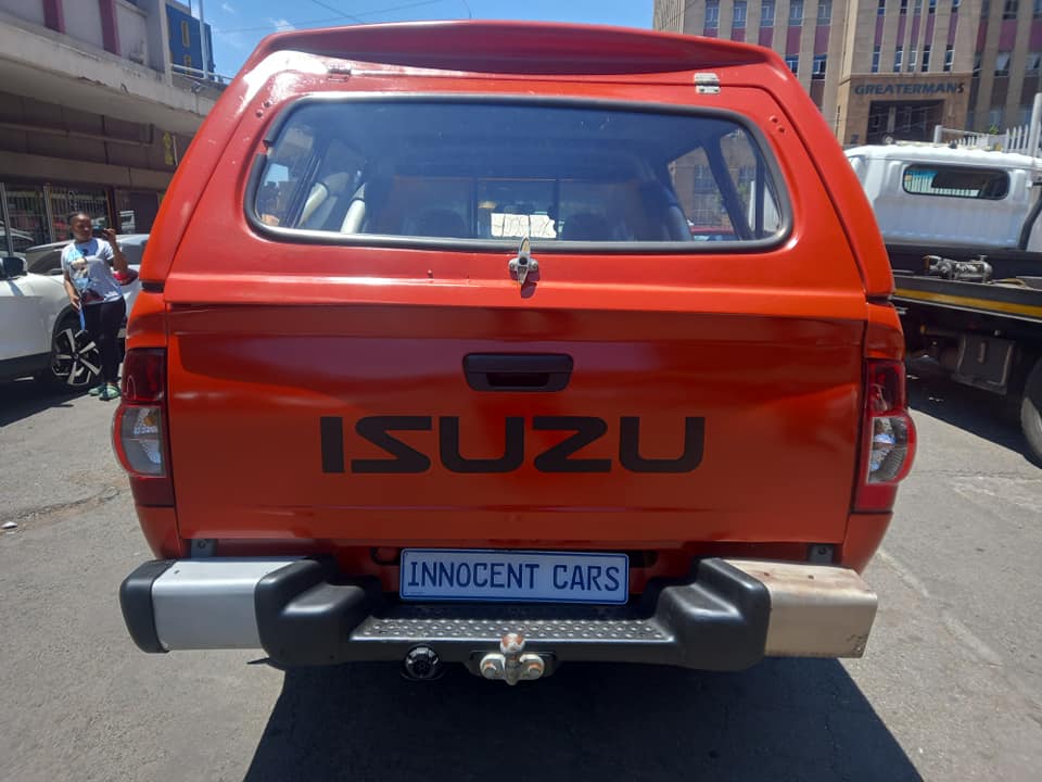 2009 ISUZU KB250 DIESEL D-MAX EXTRACAB BAKKIE RED COLOR, MILEAGE 125000KM SPARE KEY