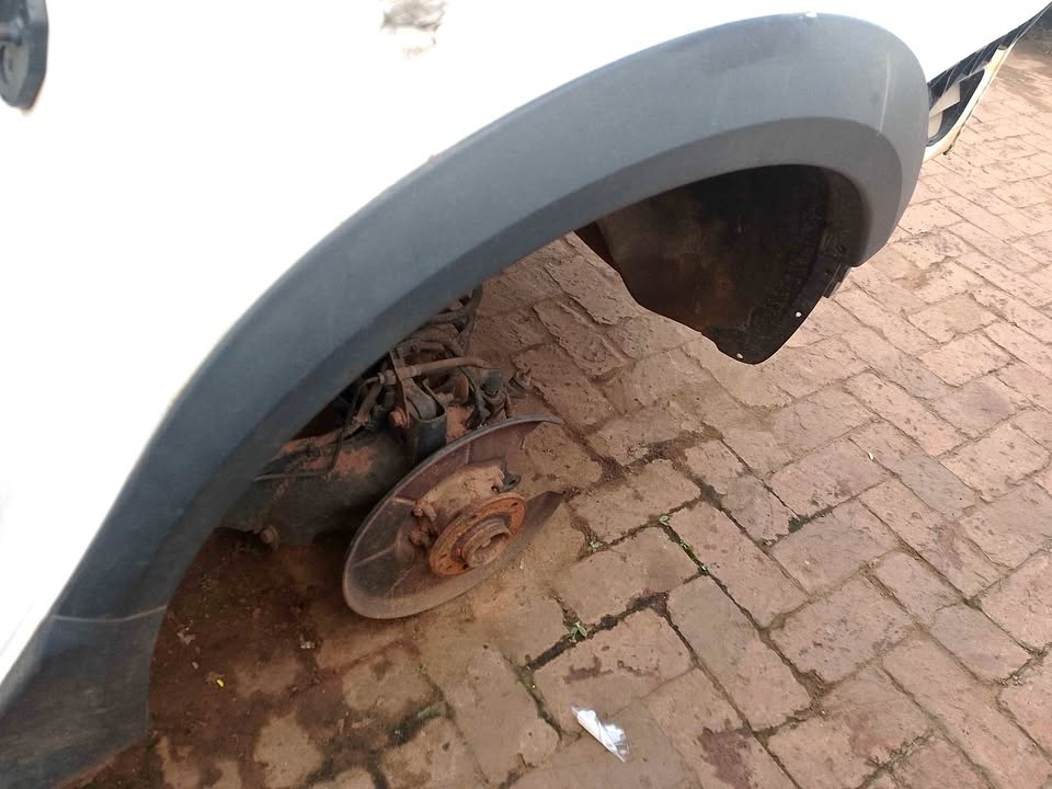 VOLVO XC70 2010 RIGHT WHEEL ARCH GLASS AVAILABLE - Private Seller VOLVO XC70 2010 RIGHT WHEEL ARCH GLASS AVAILABLE - Private Seller
