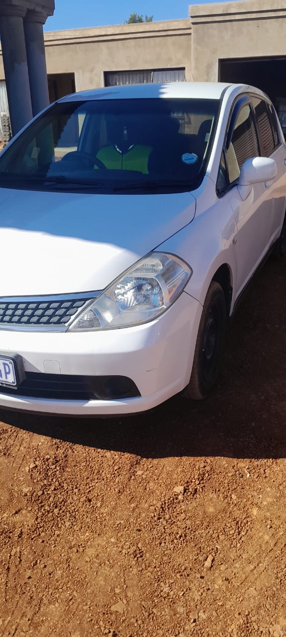 Nissan tidda 1.6 hatchback