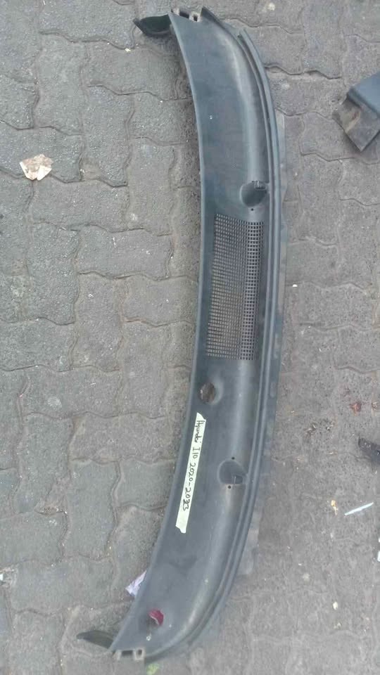 HYUNDAI VENUE WIPER COWLING 2020 MODEL - Private Seller HYUNDAI VENUE WIPER COWLING 2020 MODEL - Private Seller