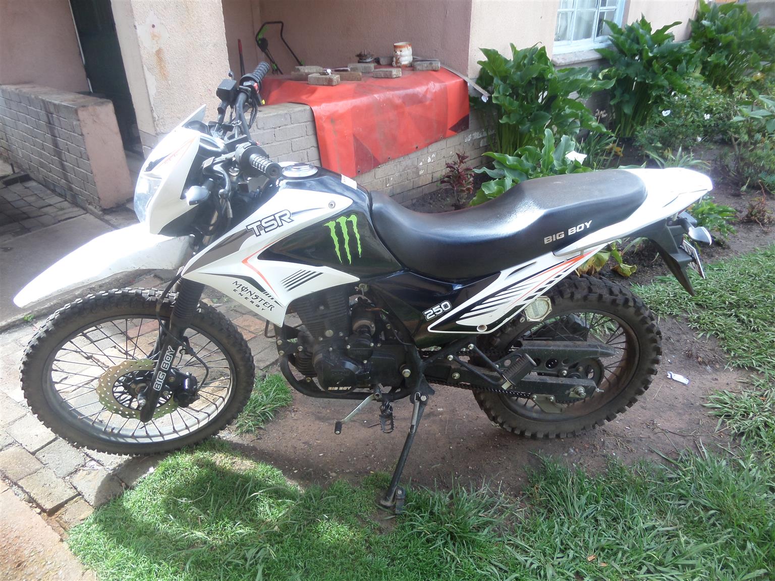 2 x 250cc big boy tsr on off road bikes.white mill 4500 and black