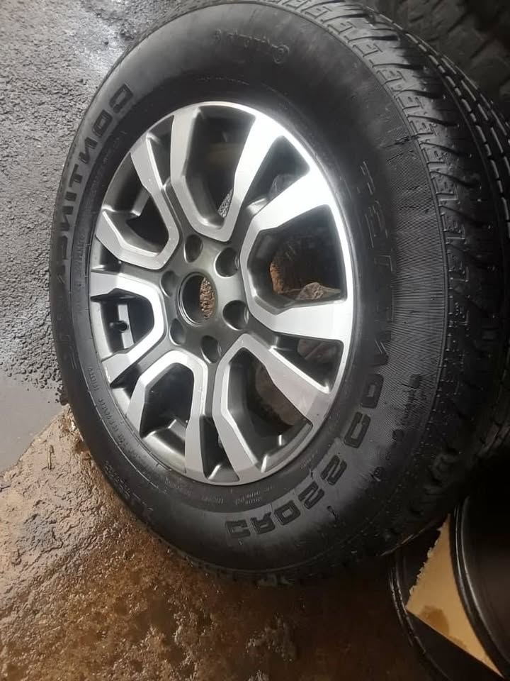 18 inch Ford Ranger Wildtrack original mag with used 265/60/18 tyre to use for spare