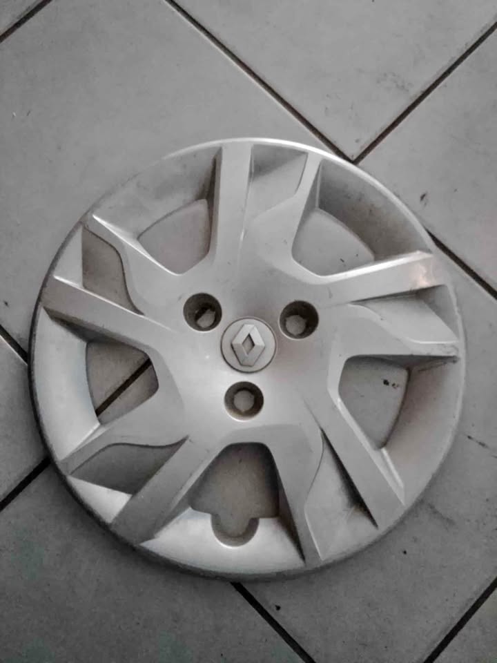 Single 14 inch Renault kwid wheel cap for sell - Private Seller Single 14 inch Renault kwid wheel cap for sell - Private Seller