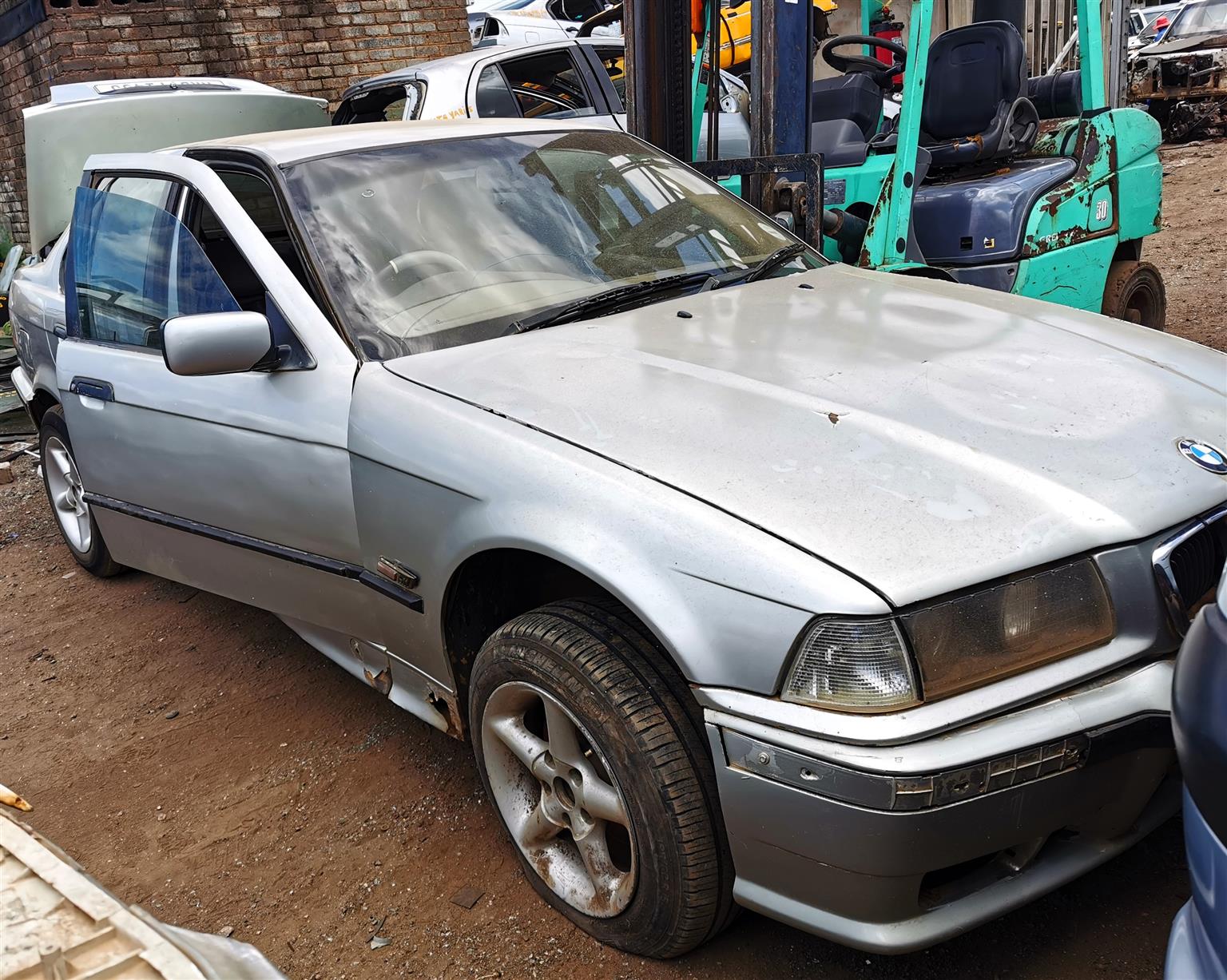 1998 BMW 325i E36 – Stripping for Spares 1998 BMW 325i E36 – Stripping for Spares