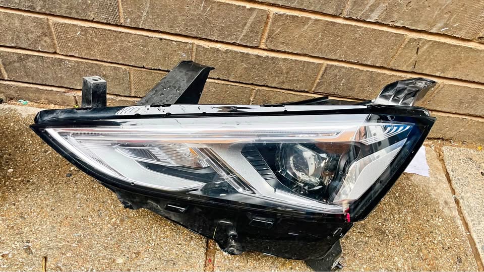 Isuzu MU X Headlight 2023 - Private Seller Isuzu MU X Headlight 2023 - Private Seller
