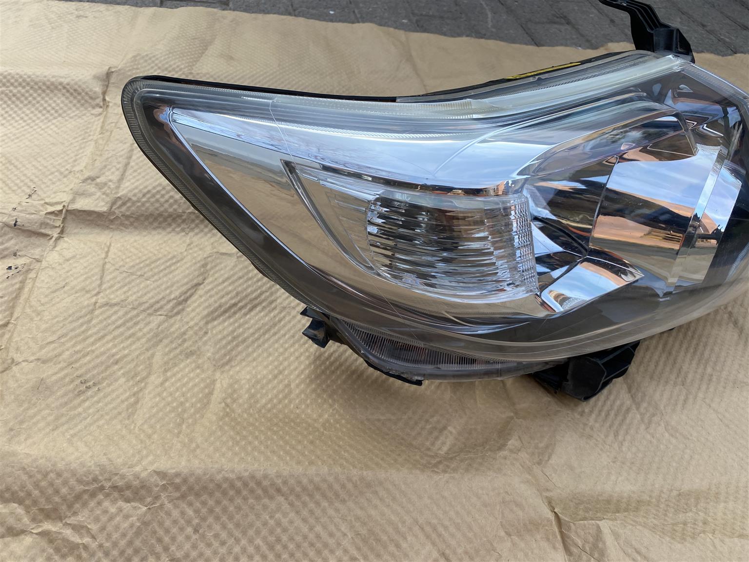 2015 TOYOTA FORTUNER XENON HEADLIGHT RIGHT SIDE FOR SALE. IN EXCELLENT CONDITION
