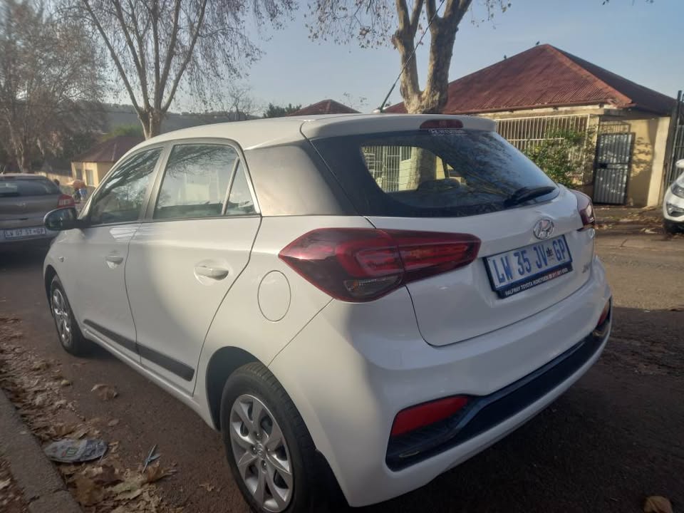 2018 HYUNDAI I20 1.2 PETROL, MANUAL, WHITE, 92000KMS, R140,000. SERVICE BOOK SPARE KEYS