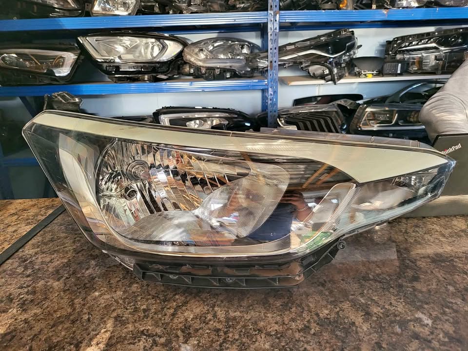 2018 Hyundai i20 right headlight for sale