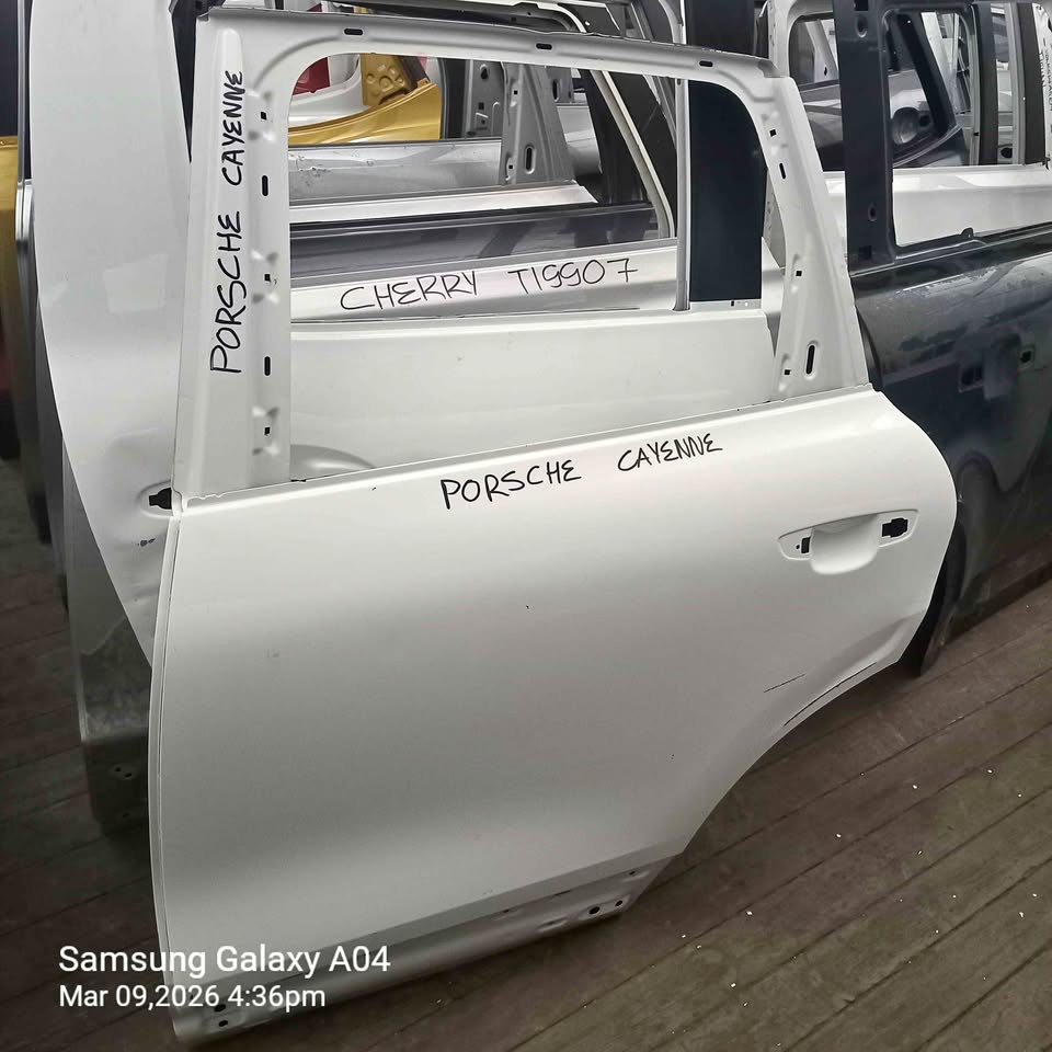 Porsche Cayenne back door left side - Private Seller Porsche Cayenne back door left side - Private Seller