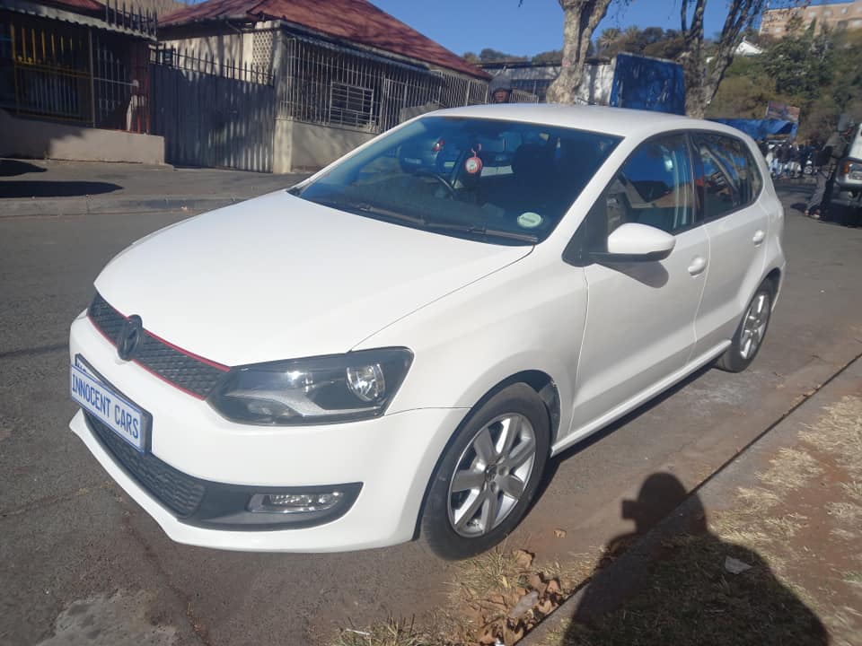 2013 VW POLO 6 HATCHBACK 1.6 PETROL ENGINE, AUTOMATIC, WHITE COLOR, MILEAGE