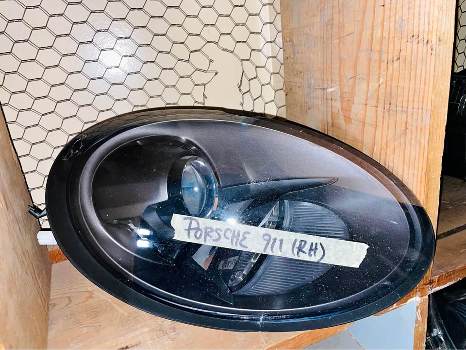 Porsche 911 headlight - Private Seller Porsche 911 headlight - Private Seller