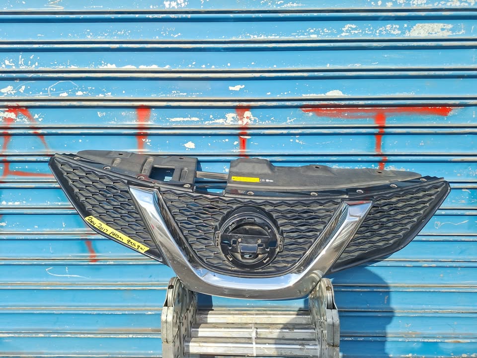 Nissan Qashqai Front Top Grille ) - Private Seller