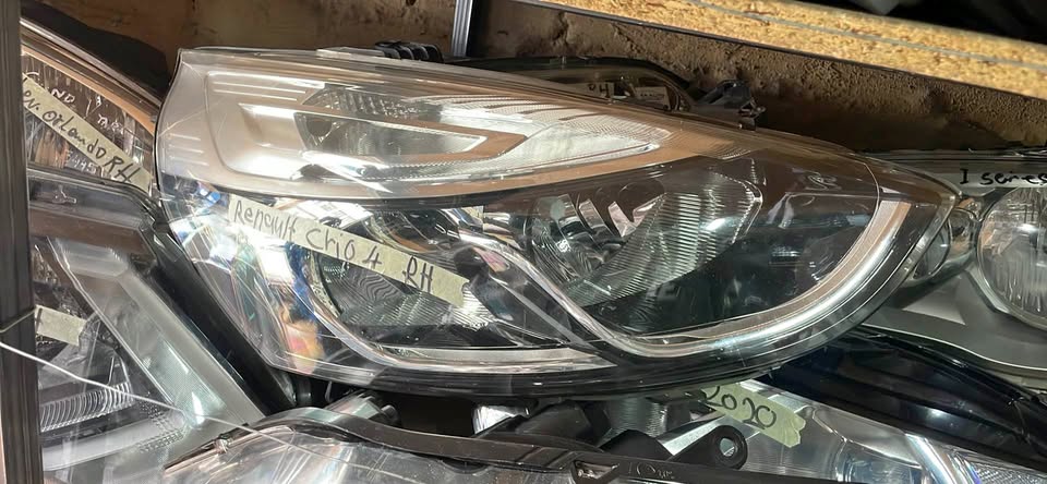 Renault Clio 4 headlight - Private Seller Renault Clio 4 headlight - Private Seller