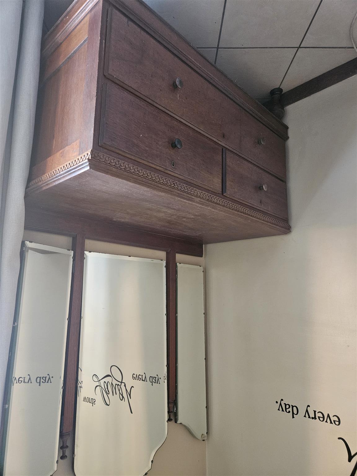 Dressing Table with 3 bevel mirrors and 3 draws Dressing Table with 3 bevel mirrors and 3 draws