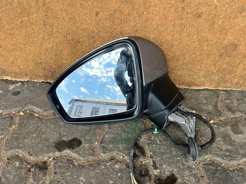 2024 Volkswagen Tigua Mirror - Private Seller 2024 Volkswagen Tigua Mirror - Private Seller