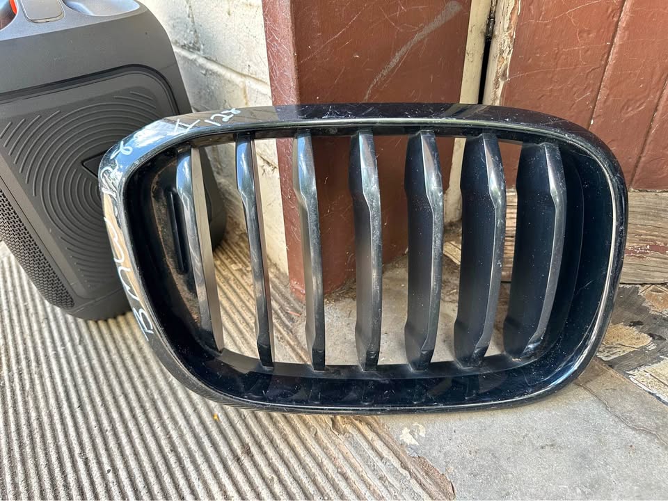 2018 2019 2020 BMW X3 X4 right Side Upper Grill BMO11.2Y20.XX00 - Private Seller 2018 2019 2020 BMW X3 X4 right Side Upper Grill BMO11.2Y20.XX00 - Private Seller