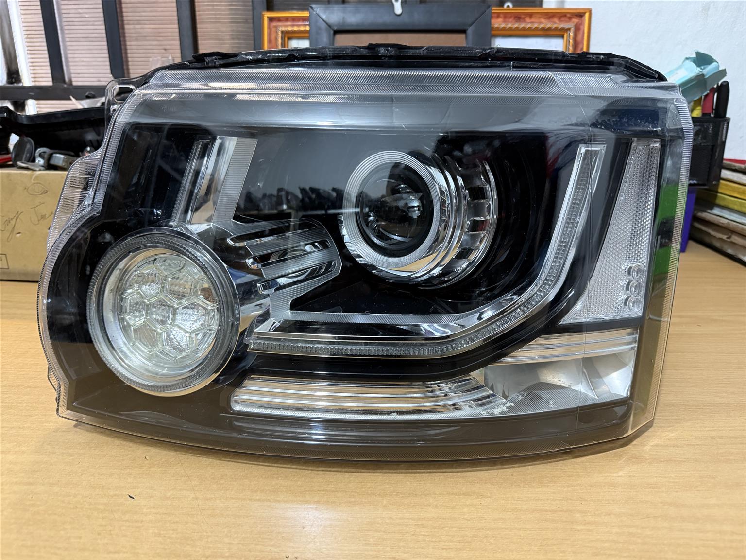 Land Rover Discovery 4 Headlight 9pin - Private Seller Land Rover Discovery 4 Headlight 9pin - Private Seller