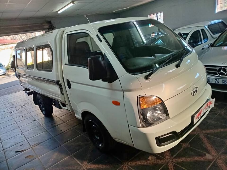 2015 Hyundai H100 2.5 Disiel, Manual Leather interior,Canopy  White color  135,000km