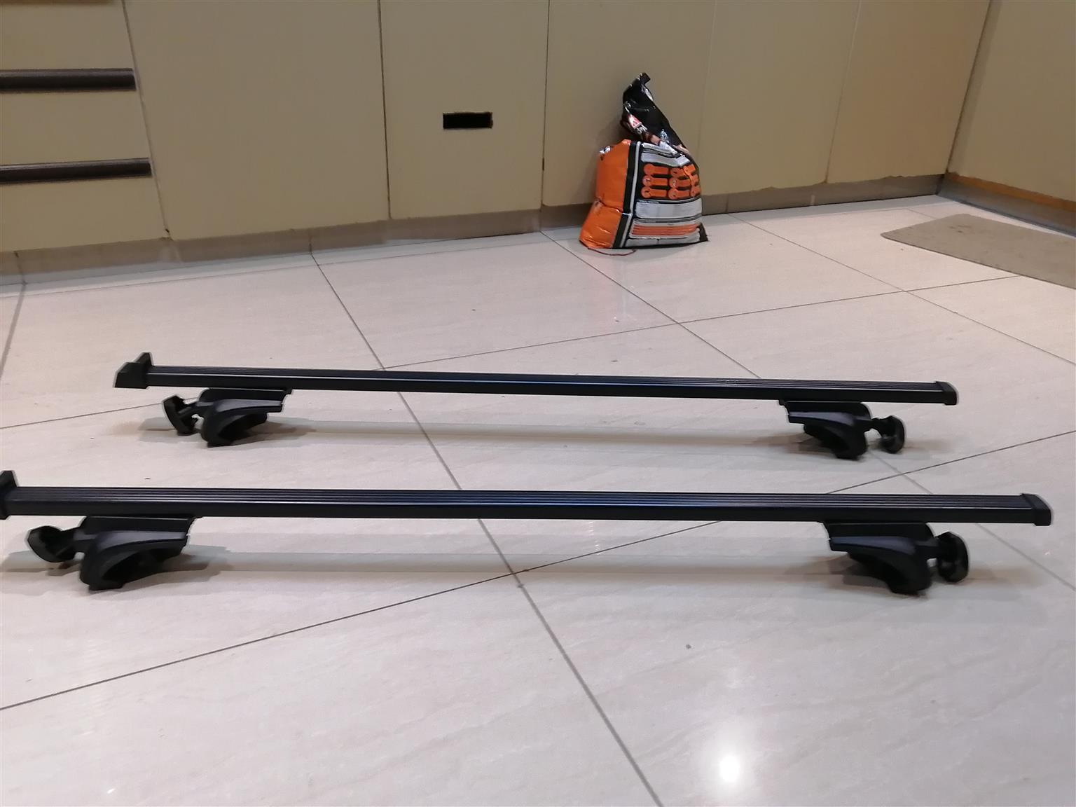 THULE ROOF RACKS GOOD AS BRAND NEW,  ONLY USED ON VEHICLE FOR 2 MONTHS.