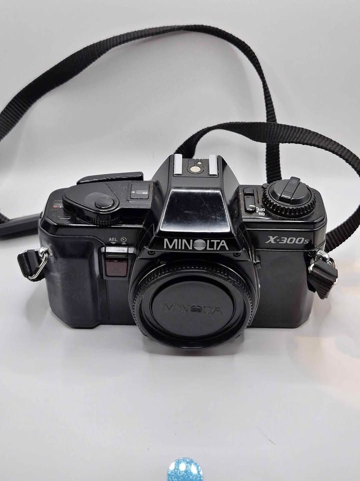 Minolta X-300s 35mm SLR film camera, with 2 x lenses an 2 x flashlights Minolta X-300s 35mm SLR film camera, with 2 x lenses an 2 x flashlights
