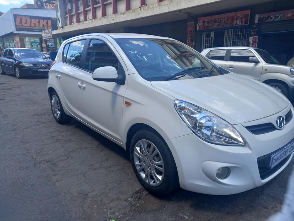 2012 HYUNDAI i20 PETROL,AUTOMATIC TRANSMISSION, WHITE COLOUR