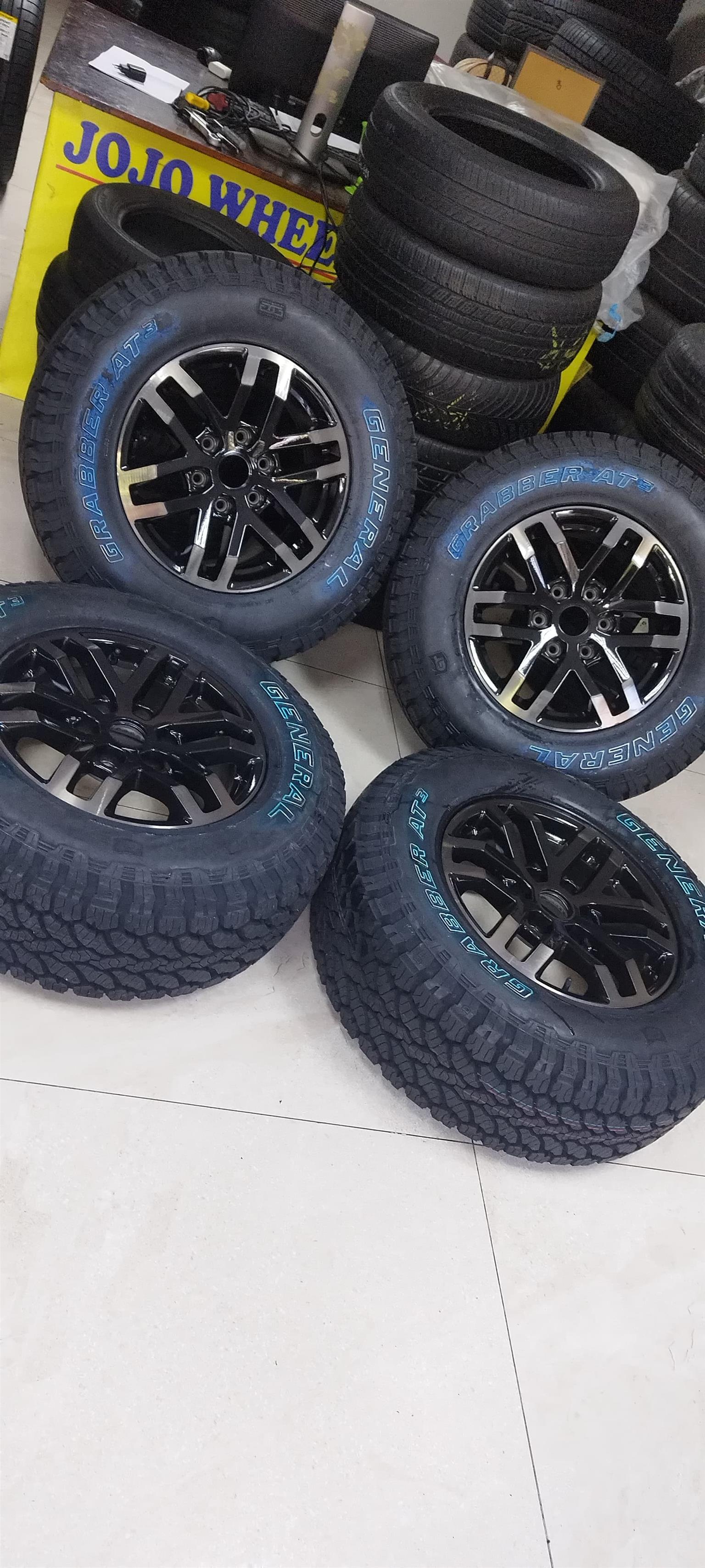 General Graber 265/70 R17 with raptor rim