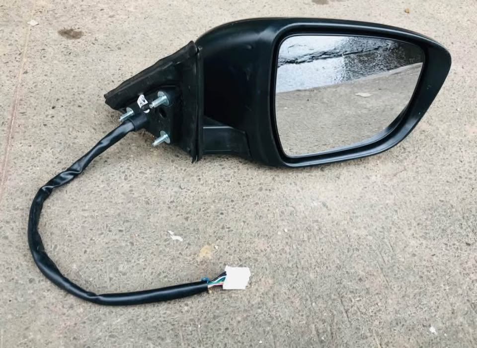 Nissan Qashqai 2019 side mirror Rightside Call or dm - Private Seller Nissan Qashqai 2019 side mirror Rightside Call or dm - Private Seller