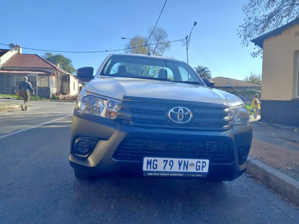 2023 Toyota Hilux single cab 2.0 VVTI  Petrol Manual, White, Service Book Spere key,