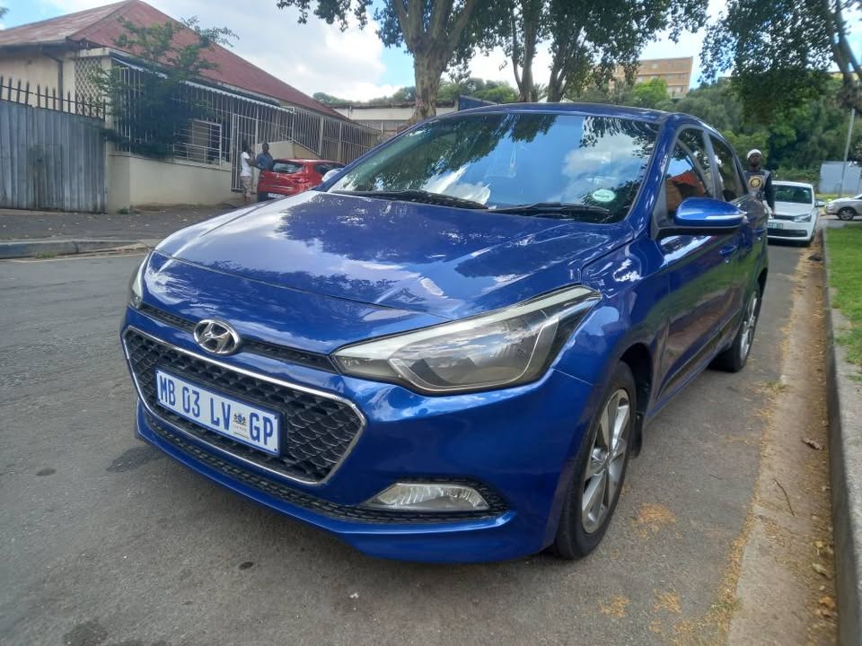2016 Hyundai i20 Hatchback 1.4 Petrol, Manual, Blue Color, Mileage