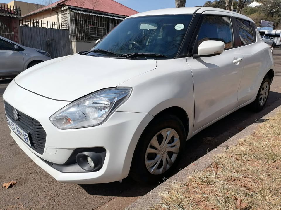 2022 SUZUKI SWIFT 1.2 MANUAL TRANSMISSION IN EXCELLENT CONDITION WITH SERVICE BOOK