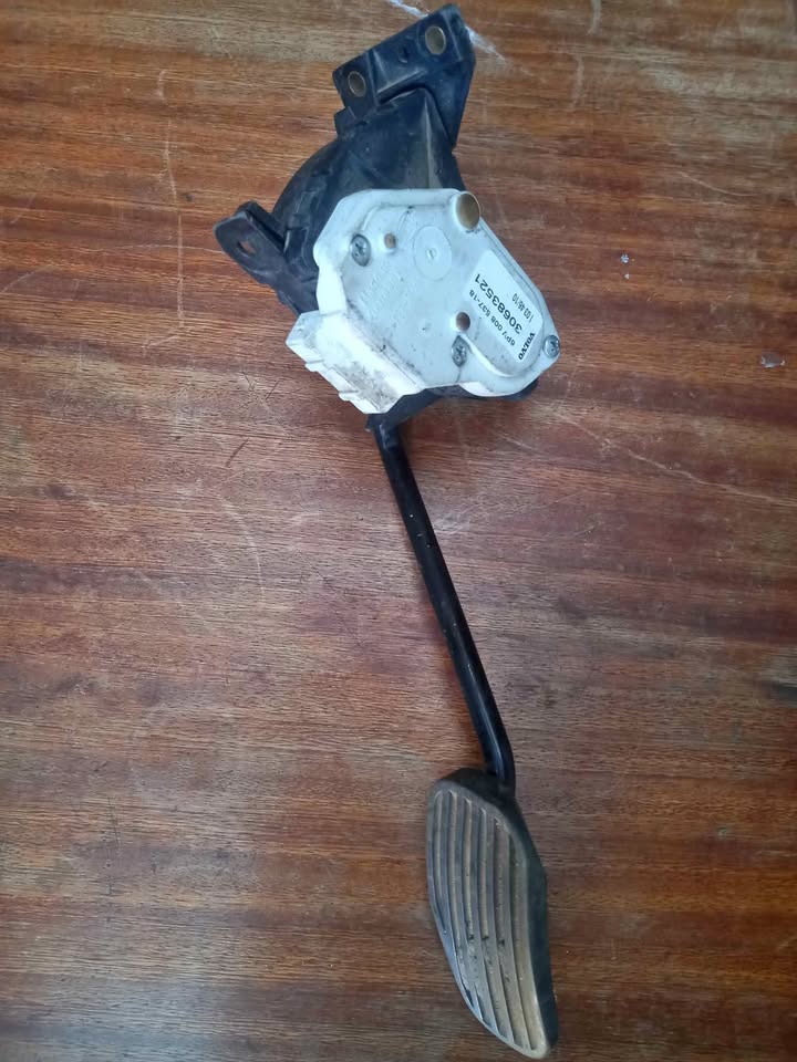 VOLVO XC90 D5 2.4D ACELERATOR PEDAL