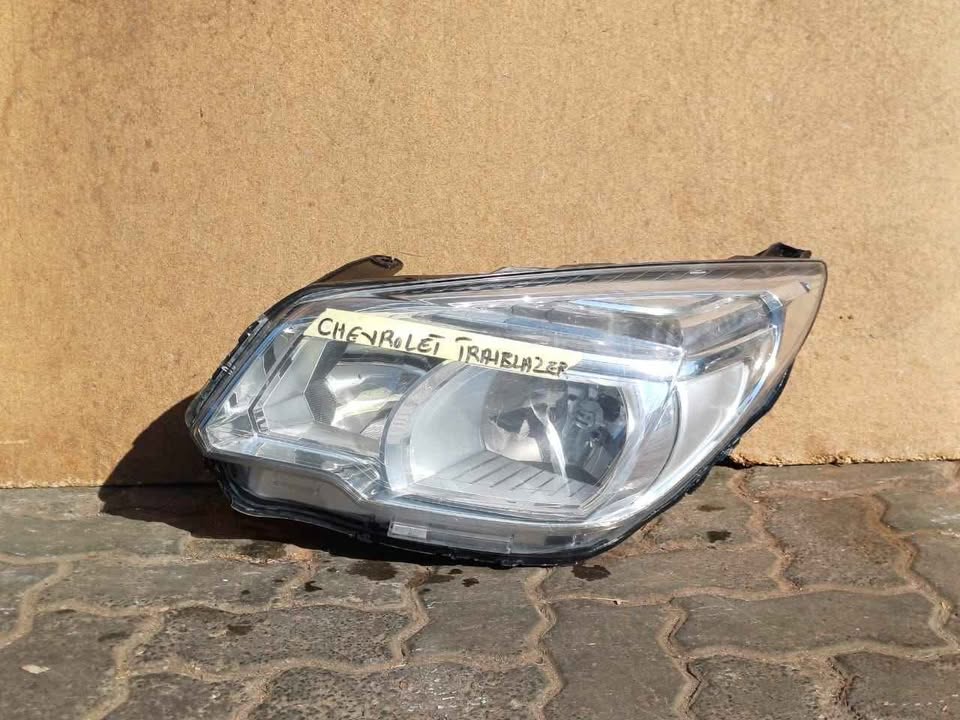 CHEVROLET TRIALBLAZER HEADLIGHT (LEFT SIDE) VERY CLEAN - Private Seller CHEVROLET TRIALBLAZER HEADLIGHT (LEFT SIDE) VERY CLEAN - Private Seller