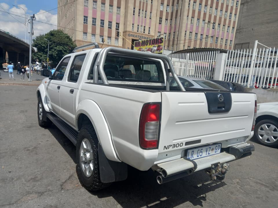 2018 NISSAN NP300 2.5 DIESEL 4X4 MANUAL, WHITE COLOUR, MILEAGE 100,000KM SERVICE BOOK.