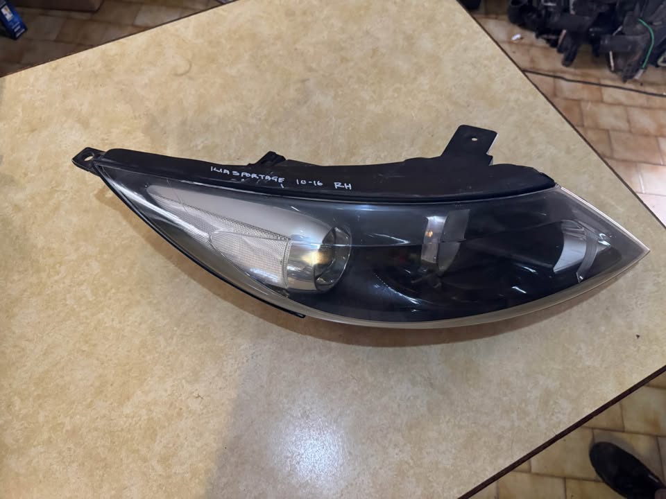 Kia Sportage Right Headlight - Private Seller Kia Sportage Right Headlight - Private Seller