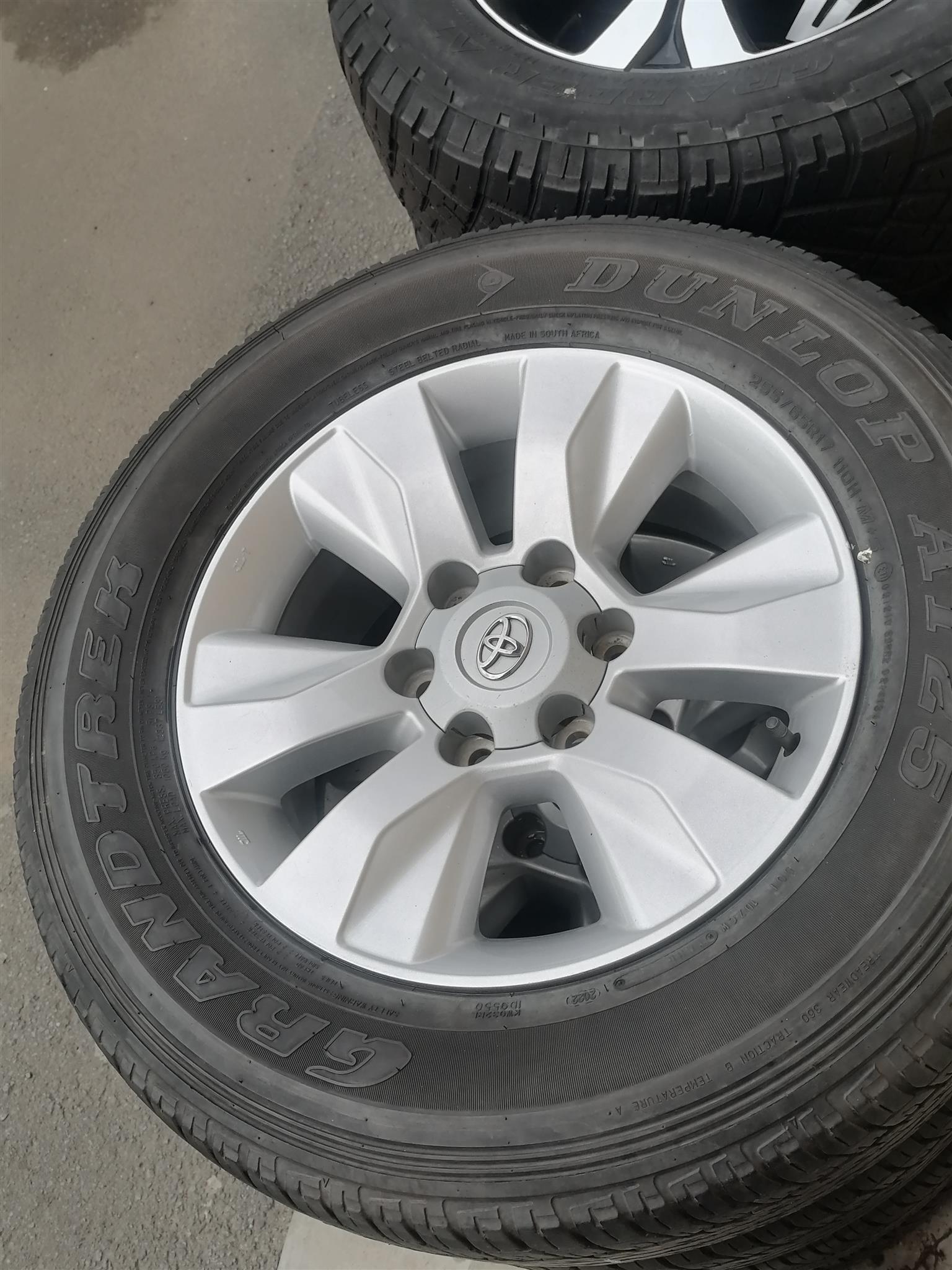Toyota Hilux 17 Mag Rims (WITH USED TYRES) Toyota Hilux 17 Mag Rims (WITH USED TYRES)