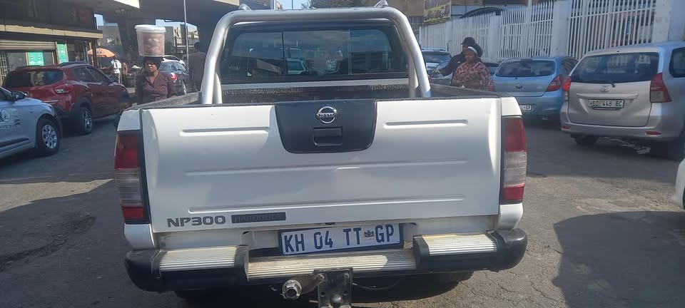 2020 NISSAN NP300 2.5 D4D DIESEL 4X4,  MANUAL TRANSMISSION, MILEAGE WHITE, PRICE