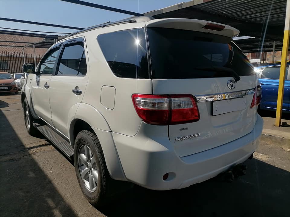 2010 Toyota Fortuner 3.0 D4D 4x2 seven seater with a leather seat