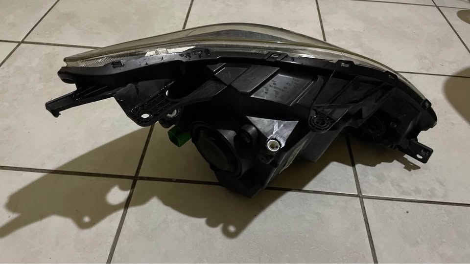 FORD FIGO LEFT HEADLIGHT - Private Seller FORD FIGO LEFT HEADLIGHT - Private Seller