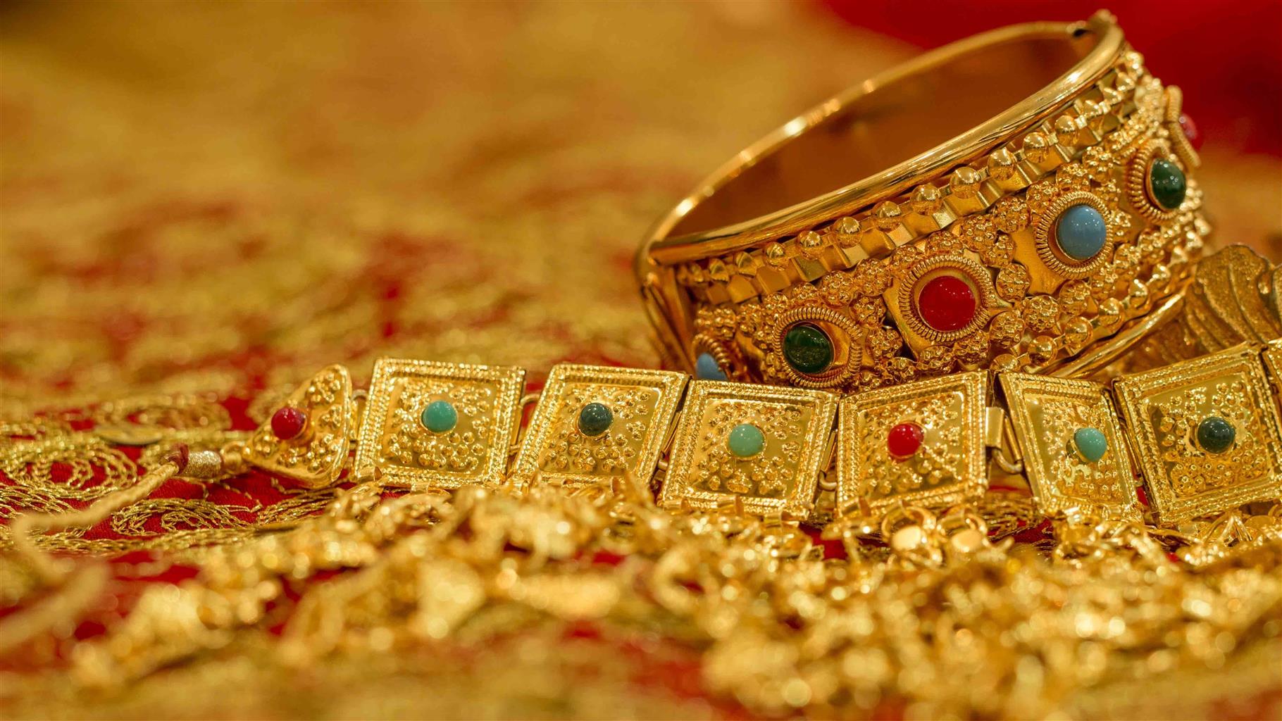 WE PAY CASH FOR YOUR GOLD ITEMS